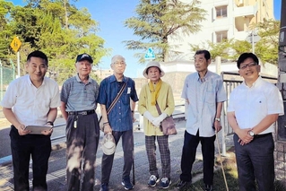 動画を制作してきたサンピースの大向勲さん（右端）と荒井隆一さん（左端）、三田空襲を経験した証言者たち（提供）