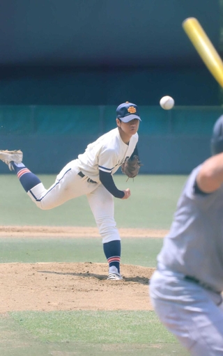１６日の飾磨戦でも先発し、８回まで好投した三田学園の熊野慎投手＝神姫バスキッピースタジアム