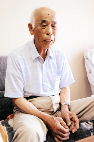 兄恒芳さんへの思いや三田空襲の体験を語る仲畑直さん＝三田市桑原