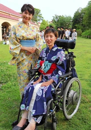 三田まつり当日、浴衣の着付けをサポートする松本あゆみさん（左）と溝口靖子さん＝三田市学園上ケ原