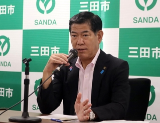 上越市の中川幹太市長が２９日に三田市を訪れると説明する田村克也市長＝三田市役所