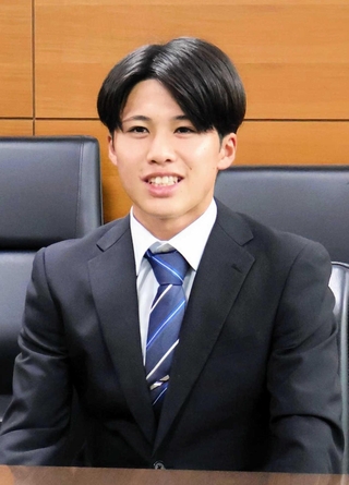 三田市役所を訪れ、昨年の日本学生対校選手権などの結果を報告する東秀太さん＝三田市三輪２