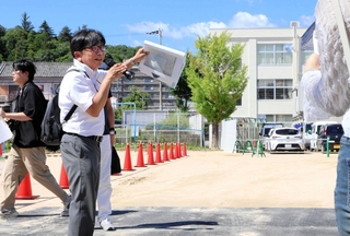 三輪小学校内で機銃掃射を受けて児童が亡くなったことを話すサンピースの大向勲理事長（左から２人目）＝三田市三輪１