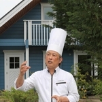 嚥下スイーツについて語る小山進さん＝三田市ゆりのき台５（撮影・吉田敦史）
