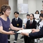 田村克也市長からさつき賞の賞状を受け取る福田恵美子さん＝三田市役所