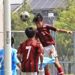 ヘディングでチーム２点目のゴールを決める三田学園の草野圭汰さん（８）＝駒ケ谷運動公園