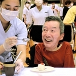 ショートケーキを食べ、思わず笑顔になる患者ら＝三田市大原
