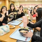 食堂利用券を手に昼食を楽しむ学生ら＝三田市四ツ辻