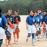 接戦を制して喜ぶゆりのき台・八景の選手たち＝ゆりのき台中学校