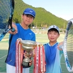 優勝カップを手にほほ笑む小屋畑陸駆さん（右）と松枝亮太さん＝丹波市青垣町田井縄