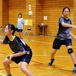 女子ダブルスで初優勝した三田学園の畑尾夏輝（右）、小西彩賀組＝三田市南が丘２、三田学園小寺ホール