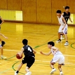 白熱したプレーを見せたけやき台、狭間の選手たち＝丹波篠山総合スポーツセンター