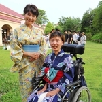 三田まつり当日、浴衣の着付けをサポートする松本あゆみさん（左）と溝口靖子さん＝三田市学園上ケ原