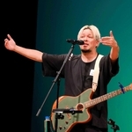 「音楽で国境を越えて伝えたい！」をテーマに、南アフリカの歴史や自身の少年時代を語る染谷西郷さん＝三田市天神１