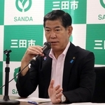 上越市の中川幹太市長が２９日に三田市を訪れると説明する田村克也市長＝三田市役所