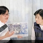 当時の写真を見ながら、学校生活などを振り返る志儀喜代美さん（動画の一場面）