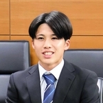 三田市役所を訪れ、昨年の日本学生対校選手権などの結果を報告する東秀太さん＝三田市三輪２