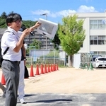 三輪小学校内で機銃掃射を受けて児童が亡くなったことを話すサンピースの大向勲理事長（左から２人目）＝三田市三輪１