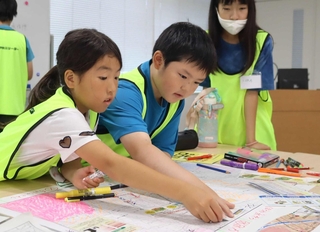 防災マップを作る子どもたち＝三田市役所