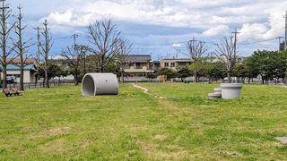 芝生とドカン中心の入谷町屋公園（東京都足立区）