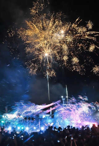 光に照らされたシャボン玉とともに夜空を彩る花火＝三田市天神１