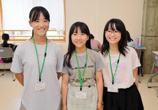 机の並ぶ自習室。笑顔で話す（左から）大川詩織さん、津恵瑞希さん、菅野夏帆さんの３人＝三田市あかしあ台１