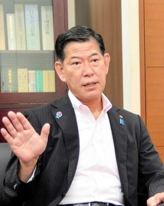 就任から２年に合わせ、インタビューに応じる田村克也市長＝三田市役所