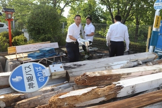 使われなくなったバス停を運び出す神姫バスの社員＝神姫バス三田営業所
