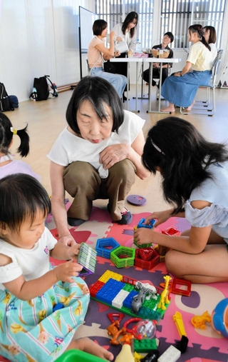 子どもをボランティアスタッフ（中央）に預けつつ、保護者同士がリラックスして交流する「ママさんサークル」＝三田市弥生が丘１