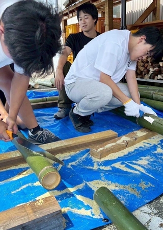 平和ナイターで使う竹灯籠の制作風景（球団提供）