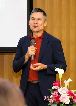 三田での留学中の思い出やその後の人生への影響を話すヒューイットさん＝三田市駅前町