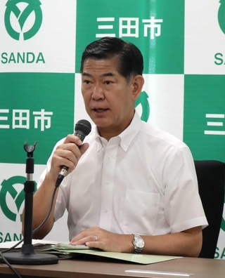 ロードマップ案について説明する田村克也市長＝２０日午後、三田市役所