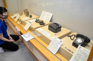 懐かしの黒電話や置き時計が並ぶ＝三田市南が丘２
