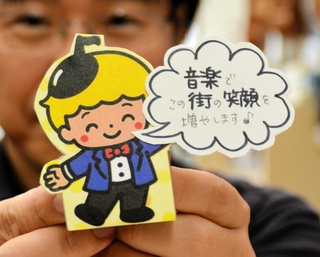 店内にはスタッフがつくった人形も飾られている＝三田市中央町