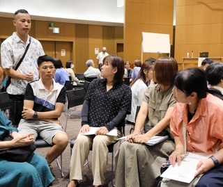 グループディスカッションで語り合う三田市在住のベトナム人と参加者たち＝三田市川除