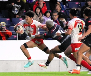 ２０２３年１１月、パリ五輪アジア予選の男子決勝・日本－香港で、タッチライン際から突破を図る奥平湧選手＝大阪市のヨドコウ桜スタジアム