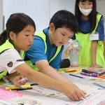 防災マップを作る子どもたち＝三田市役所