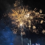 光に照らされたシャボン玉とともに夜空を彩る花火＝三田市天神１