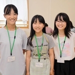 机の並ぶ自習室。笑顔で話す（左から）大川詩織さん、津恵瑞希さん、菅野夏帆さんの３人＝三田市あかしあ台１