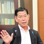 就任から２年に合わせ、インタビューに応じる田村克也市長＝三田市役所