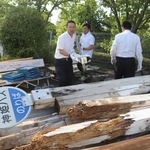 使われなくなったバス停を運び出す神姫バスの社員＝神姫バス三田営業所