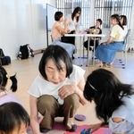 子どもをボランティアスタッフ（中央）に預けつつ、保護者同士がリラックスして交流する「ママさんサークル」＝三田市弥生が丘１