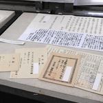 息子の戦死を伝える文書や国民学校の通知表＝三田市屋敷町