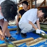 平和ナイターで使う竹灯籠の制作風景（球団提供）