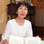 戦争遺児から聞き取った話をまとめたノートを見せる坊野祥子さん＝三田市藍本