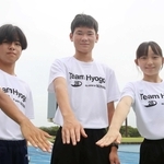 三田市内の学校から全国中学校体育大会の陸上競技に出場する（左から）森本凌馬さん、福岡樹さん、巖優奈さん＝加古川市のＳＨＯＷＡグループ陸上競技場