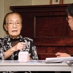 ８０年前、空襲で自宅を焼かれたことやその後の暮らしを思い出しながら語る岡尾富美さん＝三田市三田町