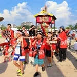 みこしを元気よく担いで運動場を練り歩く子どもら＝三田市弥生が丘２