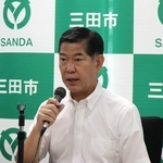 ロードマップ案について説明する田村克也市長＝２０日午後、三田市役所