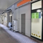 サンフラワー１階にある「ミルクひまわり園」。すぐそばで解体工事が行われている＝三田市弥生が丘１